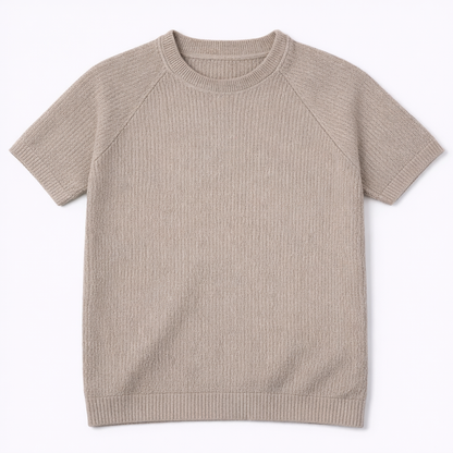 SAND KNIT TEE Camiseta Tejida Color Arena para Hombre Estilo Minimalista y Contemporáneo