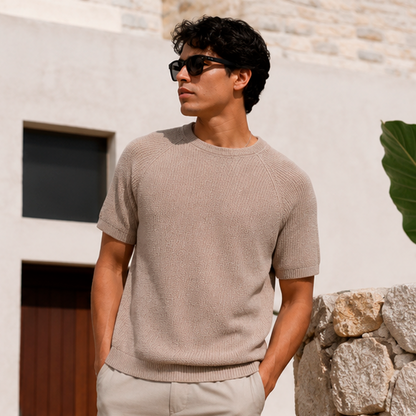 SAND KNIT TEE Camiseta Tejida Color Arena para Hombre Estilo Minimalista y Contemporáneo