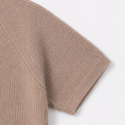 SAND KNIT TEE Camiseta Tejida Color Arena para Hombre Estilo Minimalista y Contemporáneo