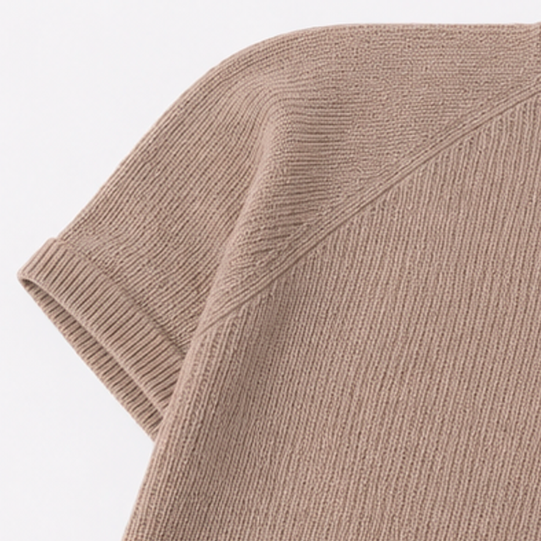 SAND KNIT TEE Camiseta Tejida Color Arena para Hombre Estilo Minimalista y Contemporáneo