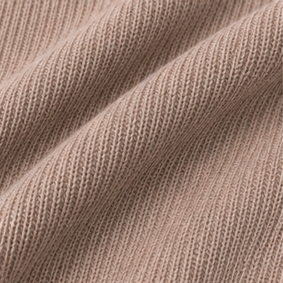 SAND KNIT TEE Camiseta Tejida Color Arena para Hombre Estilo Minimalista y Contemporáneo
