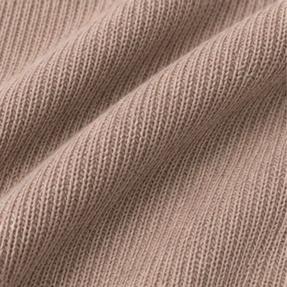 SAND KNIT TEE Camiseta Tejida Color Arena para Hombre Estilo Minimalista y Contemporáneo